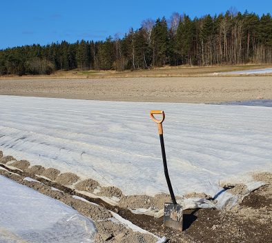 Kuvituskuva blogiin Vinkkilista maaseudun työnantajille maahan muuttaneiden rekrytoimiseksi Turun seudulta. Kuvassa pelto sekä sininen taivas. Etulaidalla kuvassa on lapio.