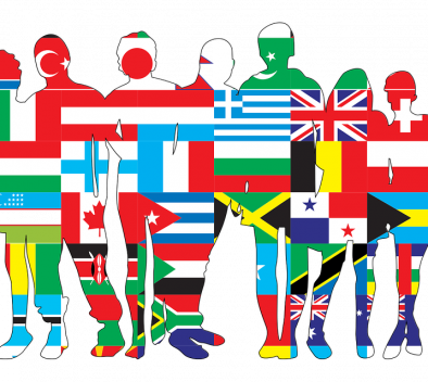 Ihmisryhmän siluetti, joka on täyetty eri maan lipuilla.